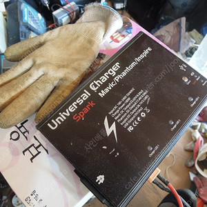 고장으로 추정되는 다기능 배터리 충전기-univeral charger spark