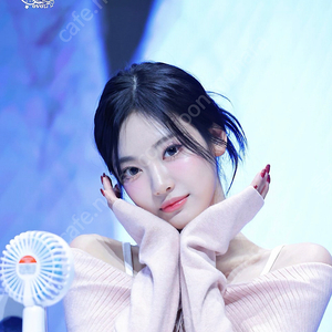 새상품 시티브리즈 스트랩 오프숄더 니트 닝닝착용