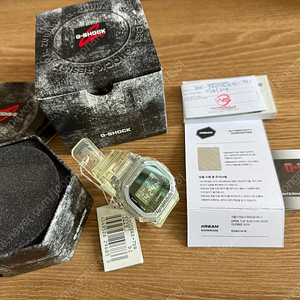 카시오 지샥 시계(Casio G-Shock DW-5600SKE-7) 판매합니다.