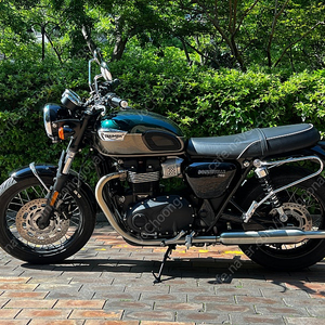 [경기남부]트라이엄프 본네빌 T100 (2024년식/그린/4250 km) 팝니다