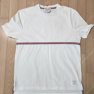 톰브라운 반팔 중간띠 티셔츠 화이트 4사이즈 팝니다