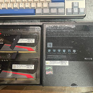 Avexir RAIDEN RoG Tesla DDR4-2666 8G x 2 판매합니다.