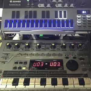 Roland MC-303 GROOVE BOX + Donner B1 SynthBass