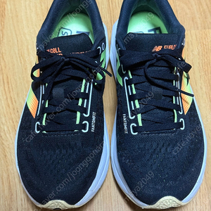 뉴발란스 여자 런닝화 SC Trainer V3 (245,D) 팝니다