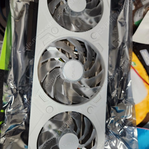 갤럭시 RTX 4070 SUPER 그래픽카드 팝니다
