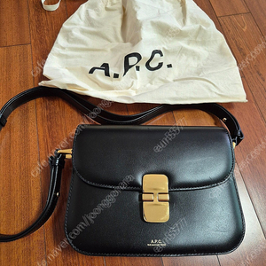 아페쎄(A.P.C)그레이스 스몰 가방 블랙색상 택포 25만원에 판매합니다