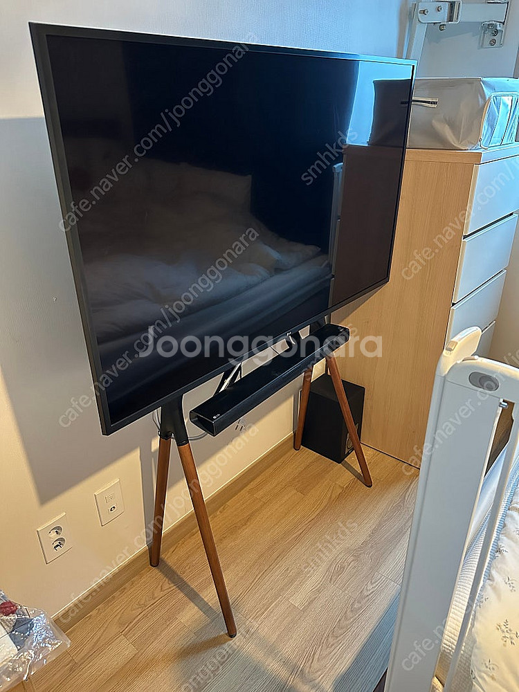 55인치 LG TV팝니다 (원목티비다이,스피커 포함)--0