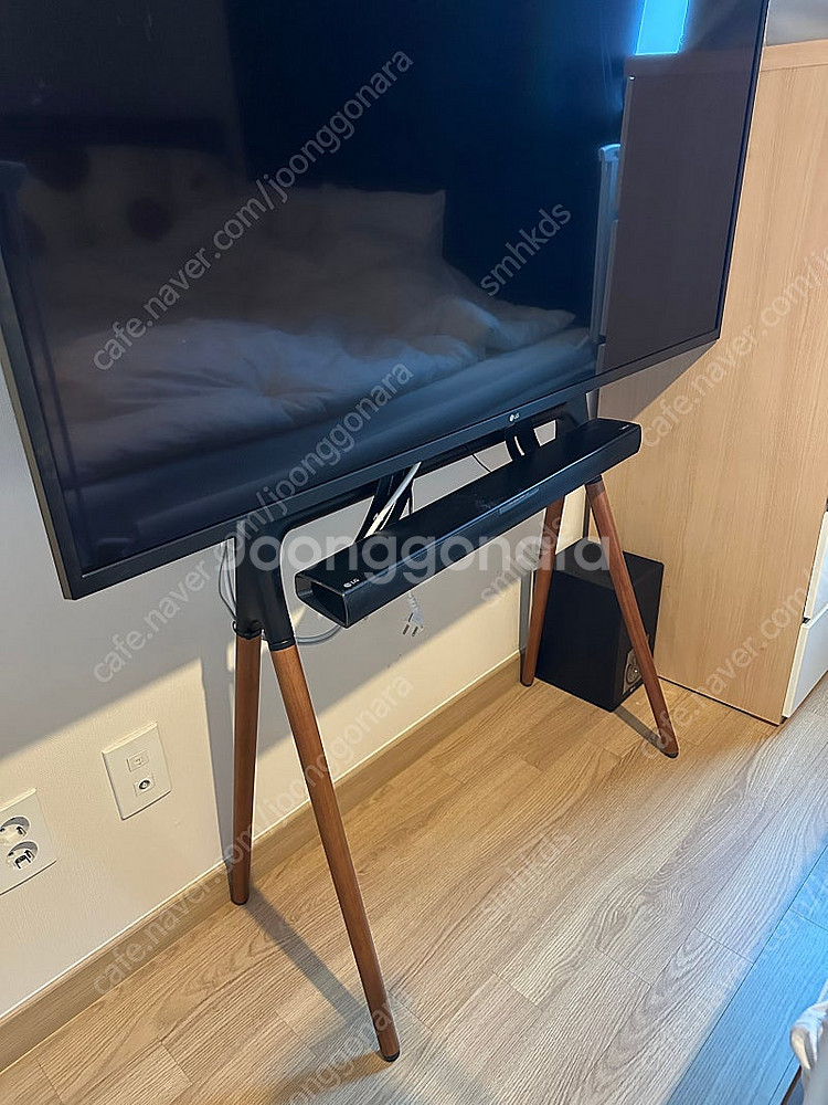 55인치 LG TV팝니다 (원목티비다이,스피커 포함)--3