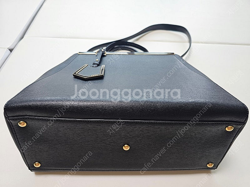 펜디 투쥬르백 블랙 미디움 팝니다--0