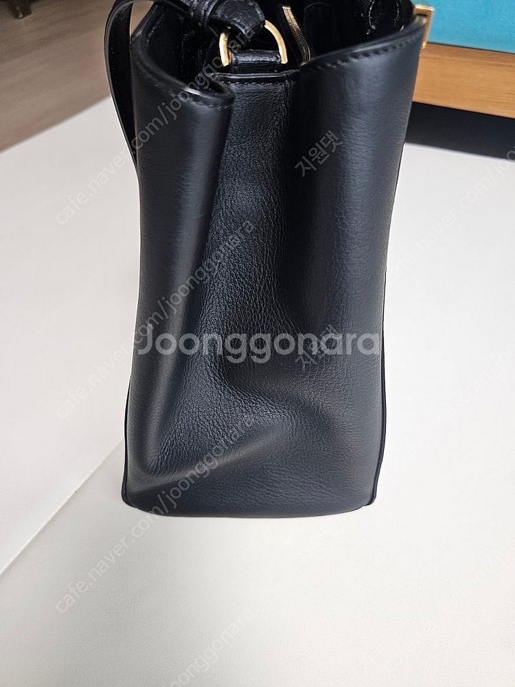 펜디 투쥬르백 블랙 미디움 팝니다--3