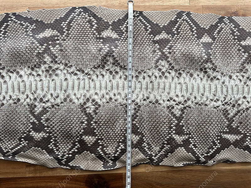 파이톤 뱀피 판매합니다.--1