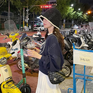 바이씨니 스마일맨투맨
