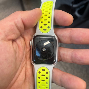 애플워치 나이키 에디션 se 44m 팝니다