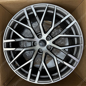 audi r8 4s 20인치 정품 휠 한대분 판매합니다.