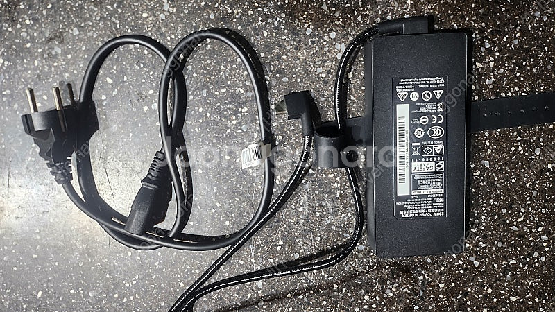 레이저 노트북용 230W 충전기 팝니다--1