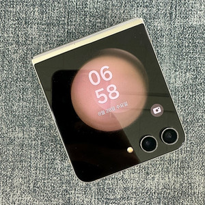 *게임용 서브용 부품용* 갤럭시Z플립5 256G 화이트 13만원 판매해요