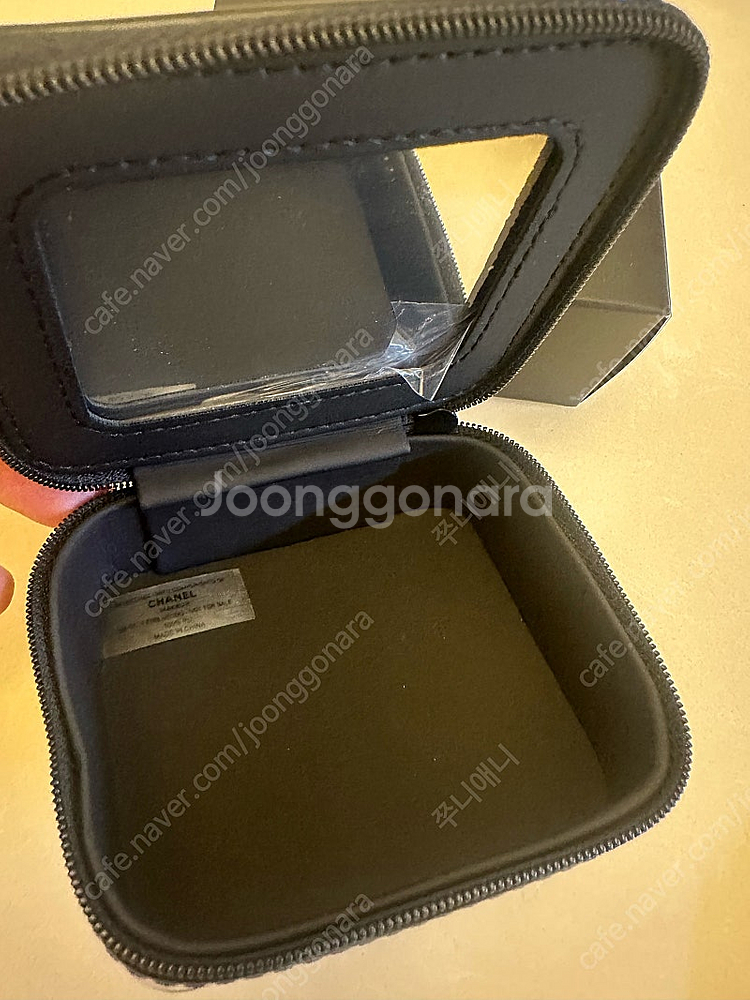 샤넬 거울 파우치 페이턴트 소재 새제품--1
