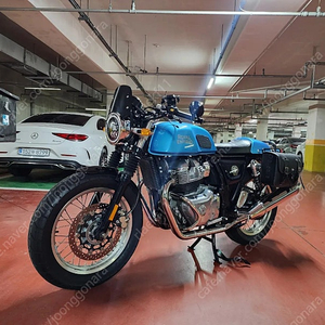 로얄엔필드 인터셉터650 gt 벤츄라블루 풀튜닝 판매합니다.