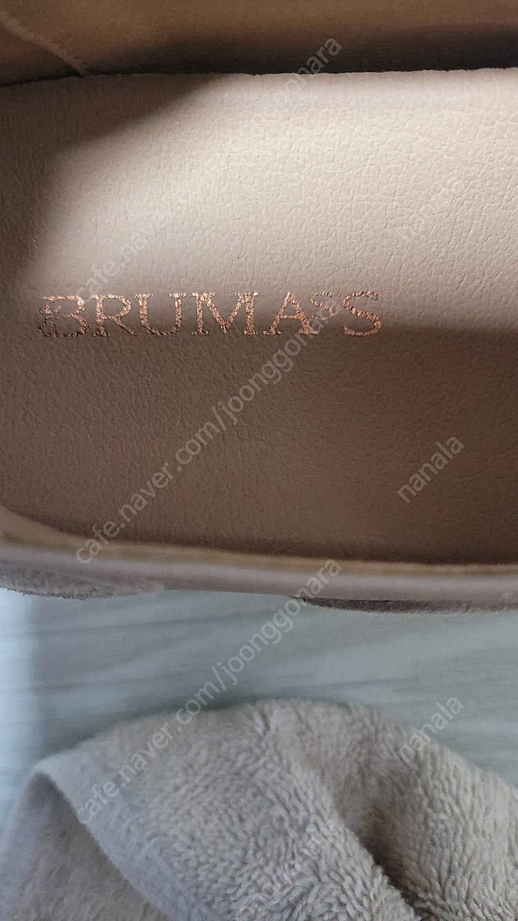 BRUMASS 슬립온 새상품입니다. 색상은 핑크 베이지, 사이즈는 230입니다. - 천연 가죽 소재로 부드러워요 -... 이미지