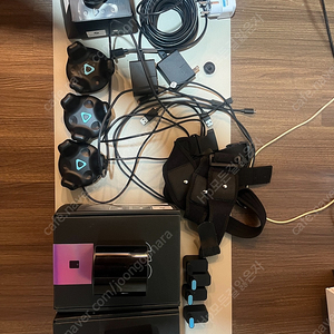 베이스스테이션 2.0 (2ea) + 바이브 트래커 3.0 (1ea) + 바이브 트래커 2.0 (3ea) + 뚝트 마운트 (1ea)트래커 스트랩 (3ea) = 75만원