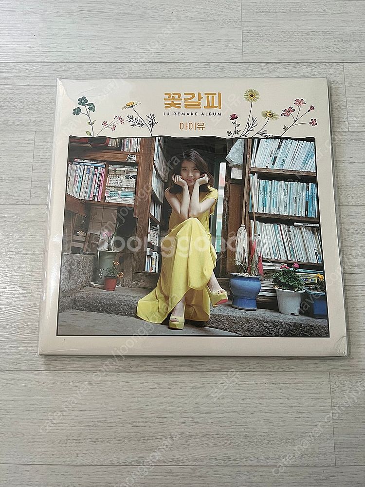 아이유 꽃갈피LP 판매합니다.--0