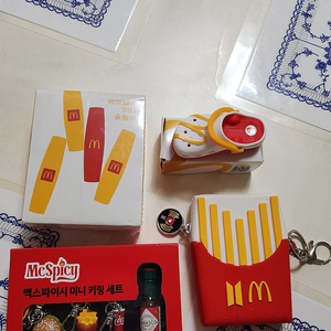 맥도널드소품....프랑스로망스테이블...한샘화이트4단서랍장...쉐비라탄의자...로얄코펜하겐