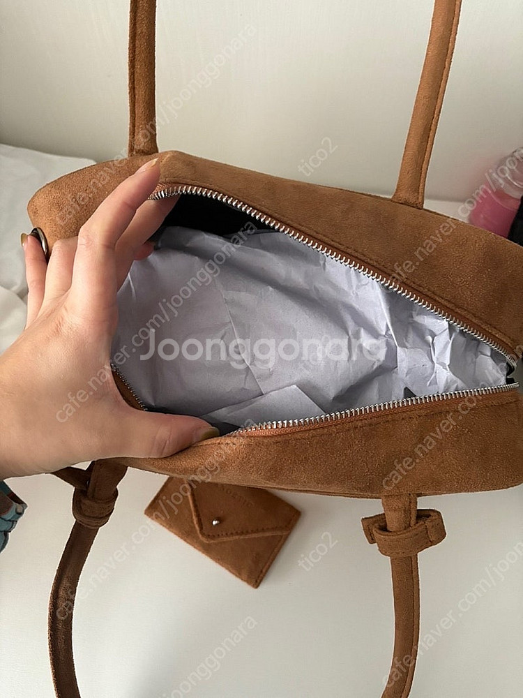 아노에틱 카드 케이스가 있는 스웨이드 토트백_카멜--2