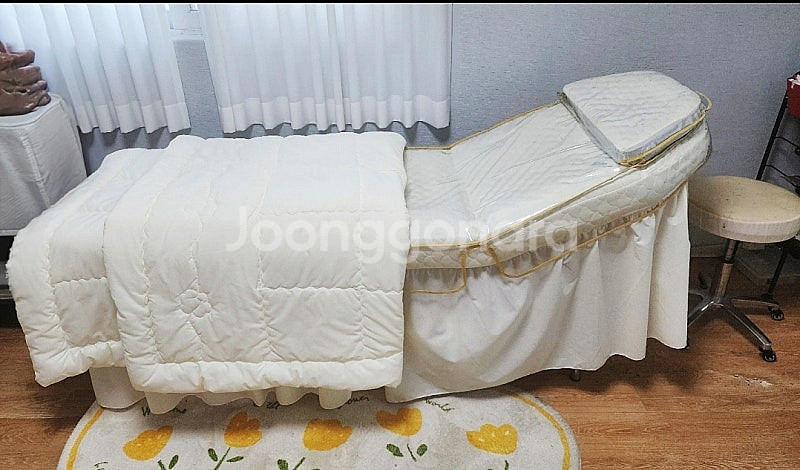 3단 미용베드(비닐커버, 이불 포함), 의자 팔아요 (...--1