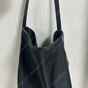 The Aperture Bulky Bag In Nylon 디애피처 나일론 가방