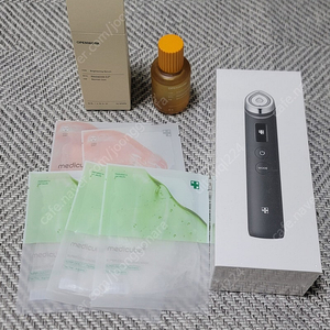메디큐브 에이지알 부스터프로 미개봉 및 글루타치온 쿠션 팔아요