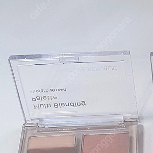 간단한 4색섀도우팔레트.편하게 스윽바르기 좋은 스틱섀도우와 펄섀도우. 모두포함가.