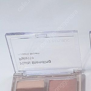 간단한 4색섀도우팔레트.편하게 스윽바르기 좋은 스틱섀도우와 펄섀도우. 모두포함가.