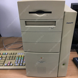 빈티지 맥 Power Macintosh 9600/200 판매 – 수집용 클래식 애플 본체 (전원 켜짐)