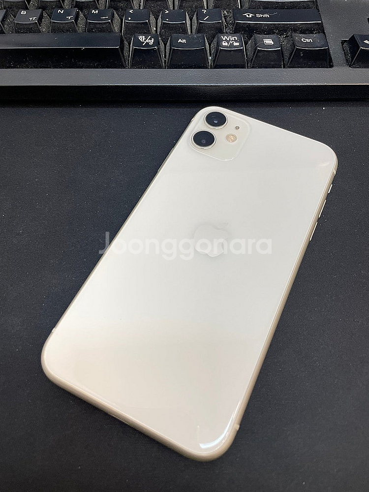 아이폰11 화이트 64GB 사설교체 상태좋은 중고15만...--0