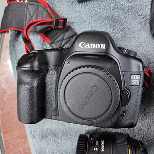 캐논 eos 5d 바디 + 렌즈4종 / 100mm f2.0 백투 / 50mmf1.4 쩜사 / 시그마 24-60mm f2.8 / 시그마 30mm f1.4 삼식이