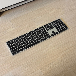 애플 매직 키보드 블랙 (영문 자판, 숫자 키패드, Touch ID 탑재) 팝니다