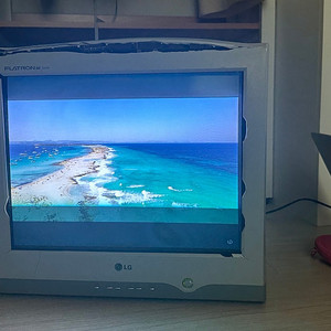 CRT 모니터 (17인치 추정) 판매합니다.