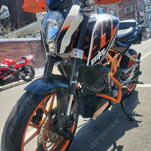 년식대비 키로수적은 KTM DUKE390 팔아봅니다.