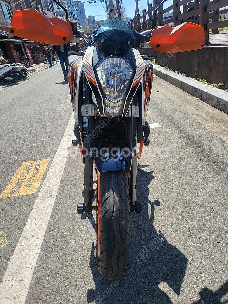 년식대비 키로수적은 KTM DUKE390 팔아봅니다.--2