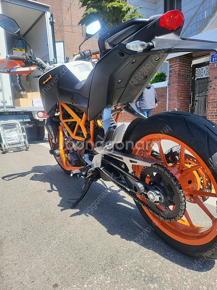 년식대비 키로수적은 KTM DUKE390 팔아봅니다.--4