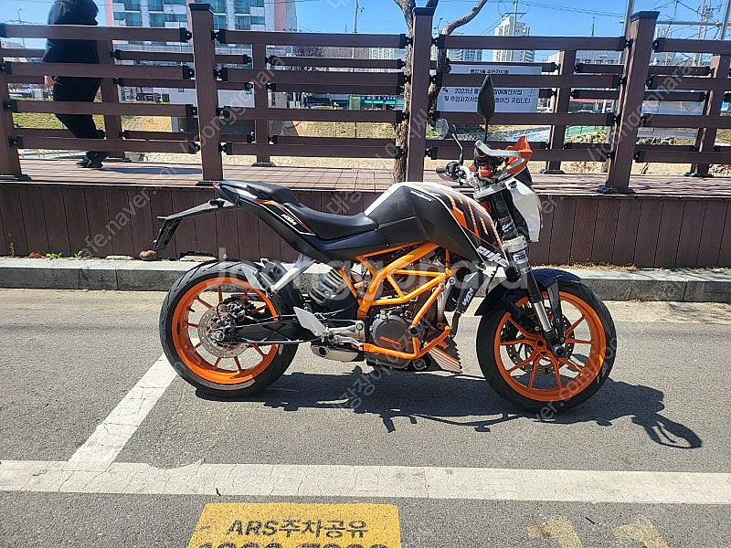 년식대비 키로수적은 KTM DUKE390 팔아봅니다.--5