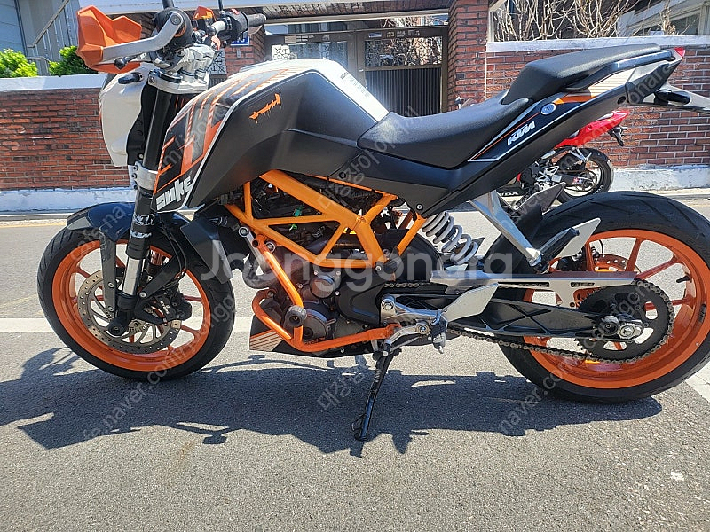 년식대비 키로수적은 KTM DUKE390 팔아봅니다.--6