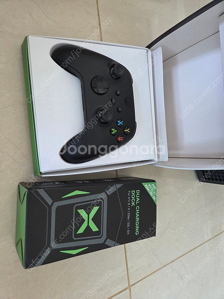 Xbox Series X + 컨트롤러 2개 및 충전독--2