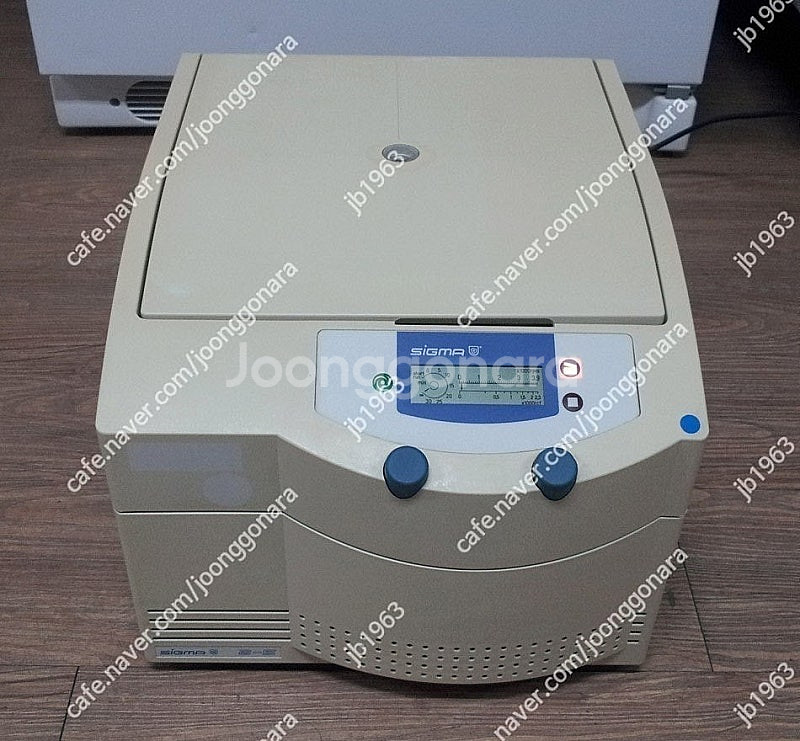 SIGMA 2-5 Centrifuge--0