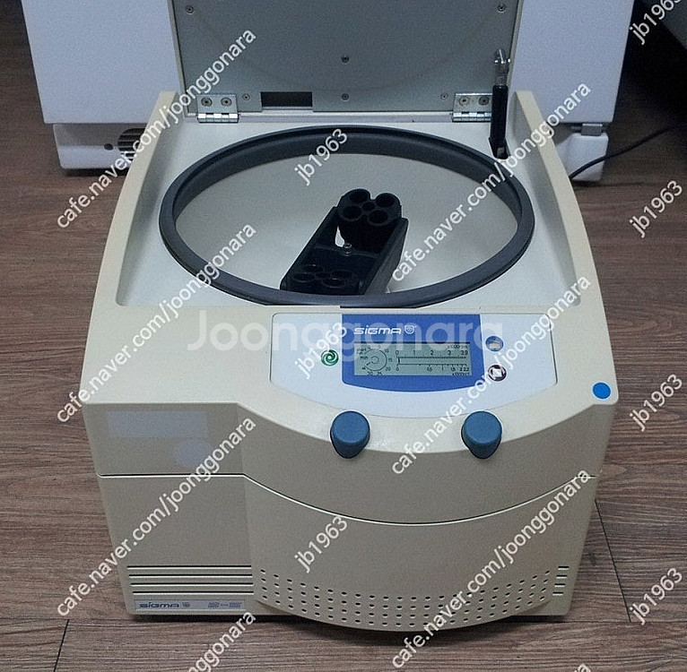 SIGMA 2-5 Centrifuge--1