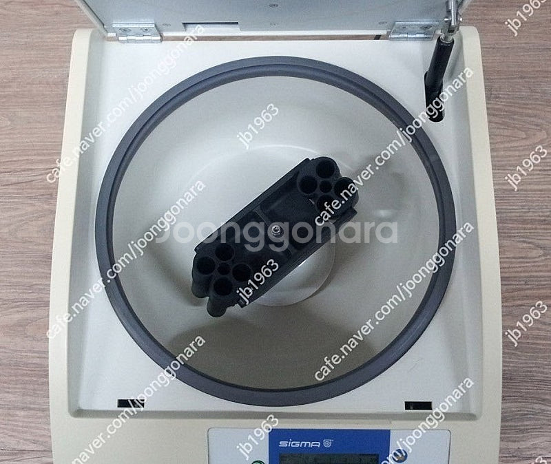 SIGMA 2-5 Centrifuge--2
