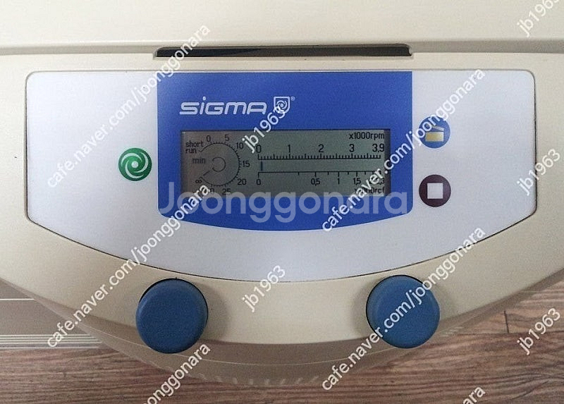 SIGMA 2-5 Centrifuge--3