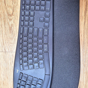 로지텍 ERGO K860 인체공학 블루투스 무선 키보드 거의 새것 팝니다