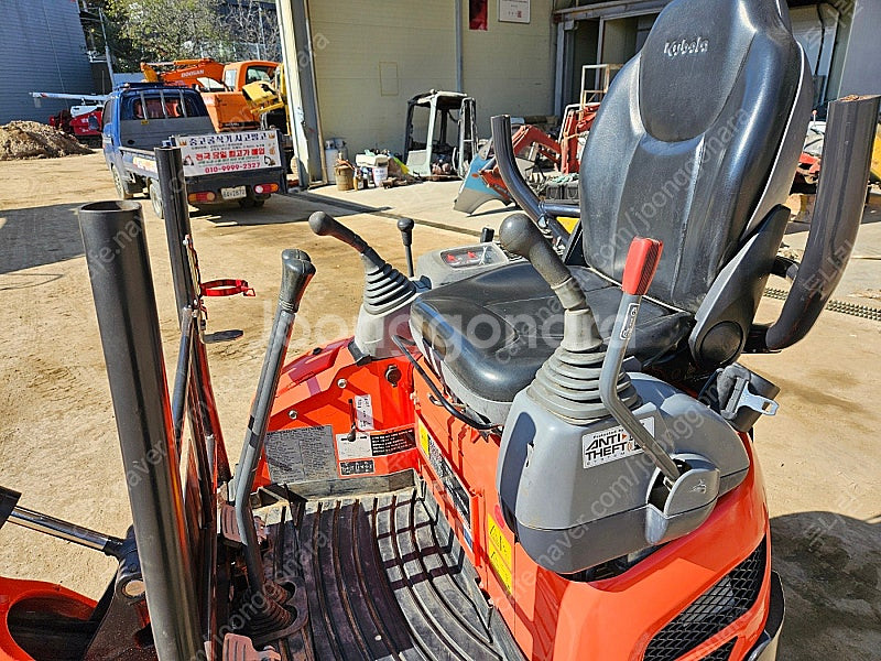 구보다 U17 2019년식 트랙신품 버켓3종 1.7톤급 미니 중고굴삭기 미니017--9