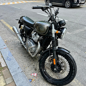 로얄엔필드 인터셉터 650 (2023년식 / 10,000km / BMW도색 & 튜닝 포함)